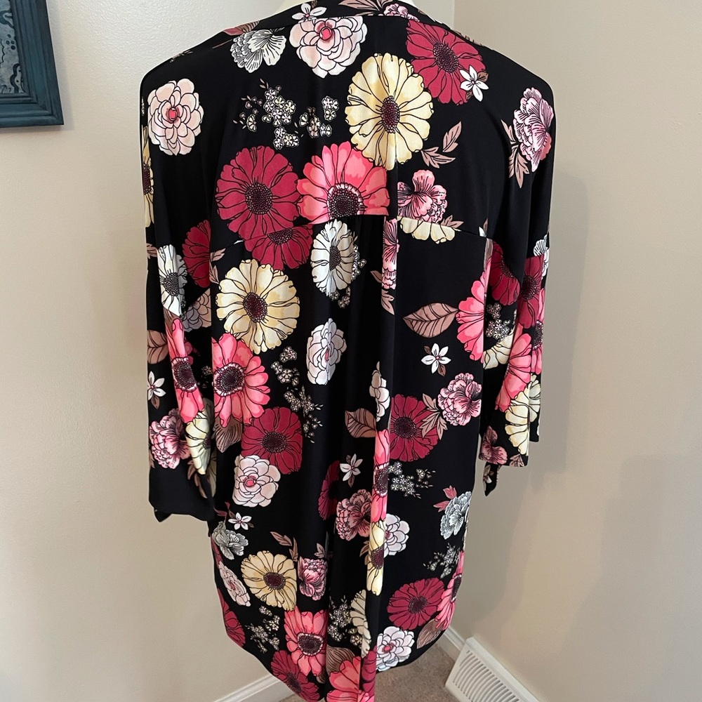 Flowered blouse - Picture 3 of 3